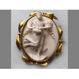 A 14CT YELLOW GOLD AND HARDSTONE CAMEO, of oval form, carved hardstone in high relief depicting a