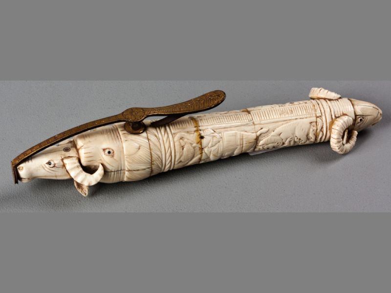 A NORTHERN INDIAN IVORY CURIO, 19TH /20TH CENTURY, in the form of a gunpowder flask, the ivory