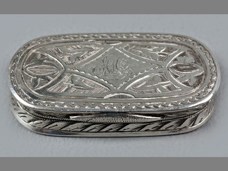 A VICTORIAN SILVER VINAIGRETTE, BIRMINGHAM 1875, GEORGE UNITE, hinged lid with engraved leaves and