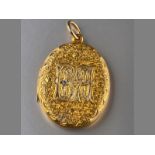 AN 18CT YELLOW GOLD OVAL LOCKET, the front engraved with initials, the back with a family crest,