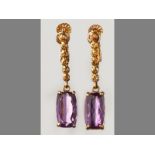 A PAIR OF 18CT YELLOW GOLD AND AMETHYST EARRINGS, vertical beaded bar with rectangular shaped claw-