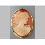 AN 18ct YELLOW GOLD CAMEO BROOCH/PENDANT, depicting the face of a classical maiden in an oval frame,