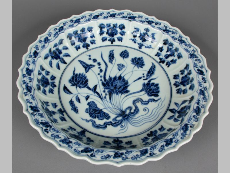 A LARGE 20TH CENTURY DECORATIVE CHINESE DISH, of lobed-form in the Ming-style, decorated in under-