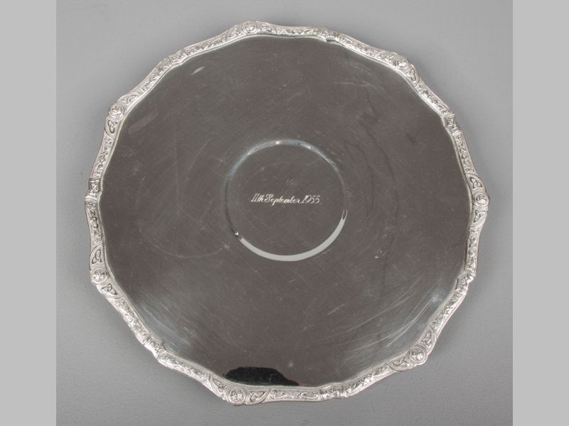 A 20TH CENTURY SILVER CAKE STAND, BIRMINGHAM 1950, A. BROS LTD., serpentine rim with applied