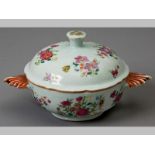 AN 18TH CENTURY CHINESE EXPORT QIANLONG PERIOD FAMILLE ROSE COVERED BOWL, CIRCA 1770, the base and