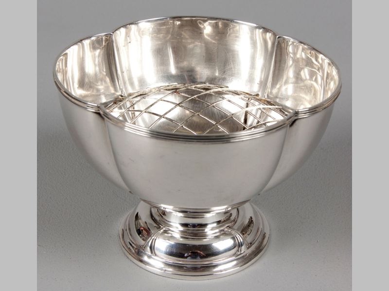 AN EDWARDIAN SILVER ROSE BOWL, BIRMINGHAM 1902, W. GREENWOOD & SONS, LEEDS & HUDDERSFIELD, reeded