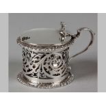 AN EDWARDIAN SILVER MUSTARD POT, LONDON 1903, GOLDSMITH'S COMPANY, hinged cover, gadrooned rim, body