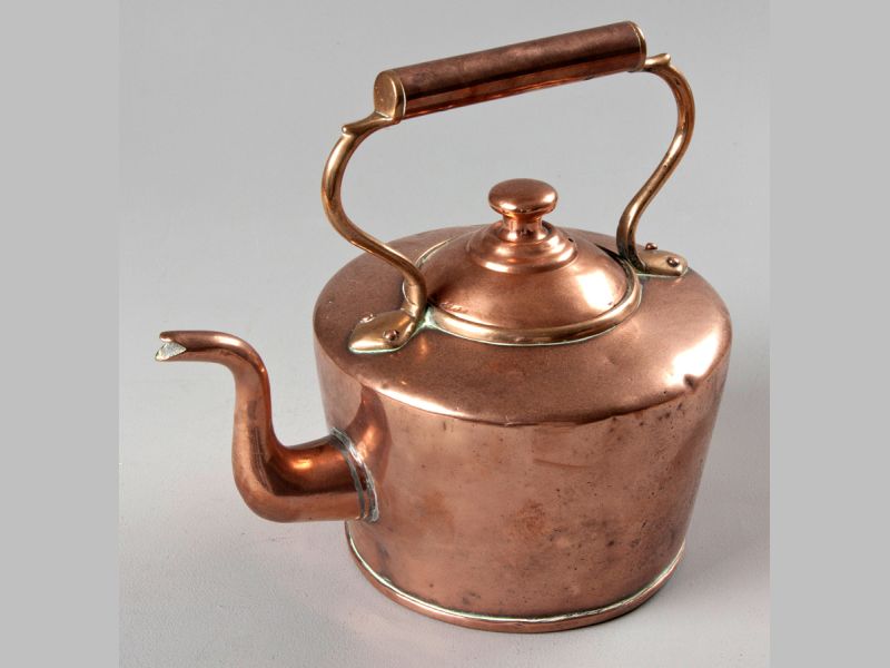 A VICTORIAN COPPER KETTLE, with straight sides, rolled base and swan-nect spout, with a handle