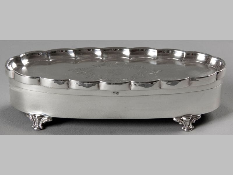 AN OVAL SILVER TRINKET BOX, BIRMINGHAM 1942, W.G & Co, the oval formed hinged cover decorated with