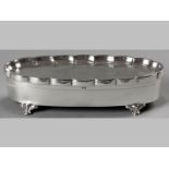 AN OVAL SILVER TRINKET BOX, BIRMINGHAM 1942, W.G & Co, the oval formed hinged cover decorated with