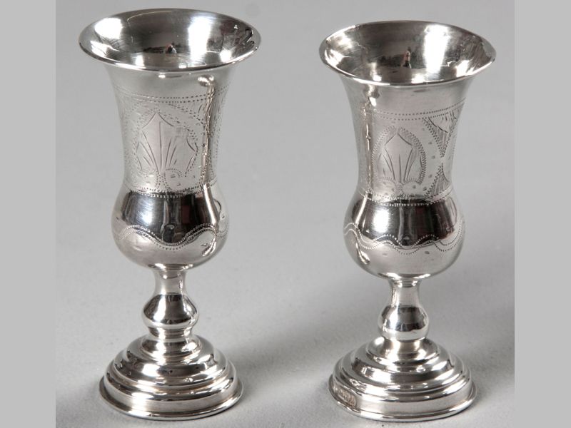 A NEAR PAIR OF EDWARDIAN SILVER KIDDUSH CUPS, LONDON 1902 & 1903, S.K., fold-over rims, body pin-