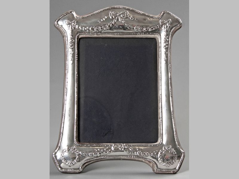 A SILVER PHOTOGRAPH FRAME, LONDON 1967, J.B. Ltd, the retangular frame embossed with flowers and