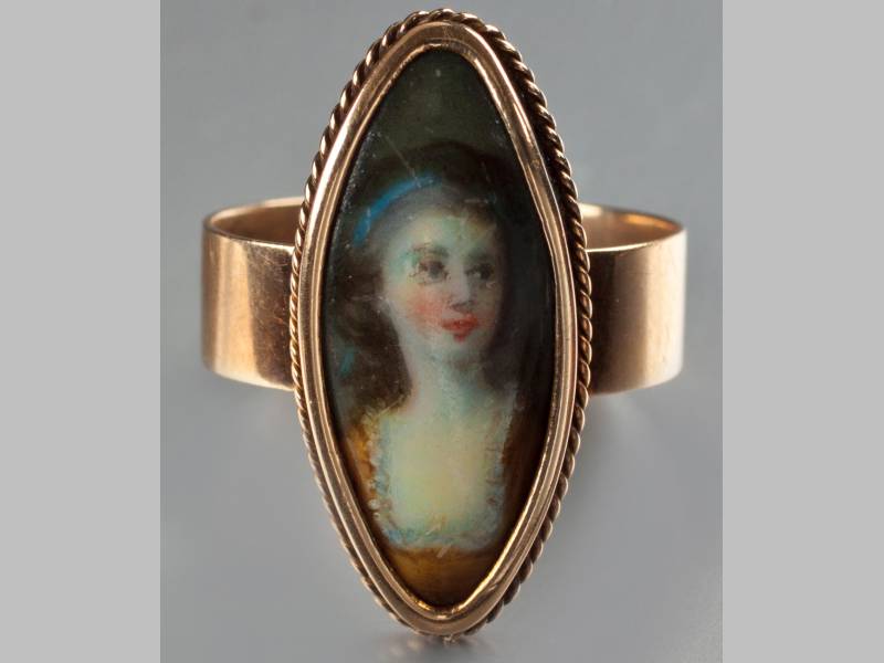 A 9CT YELLOW GOLD PORTRAIT RING, the oval shaped frame depicting a hand-painted portrait of a