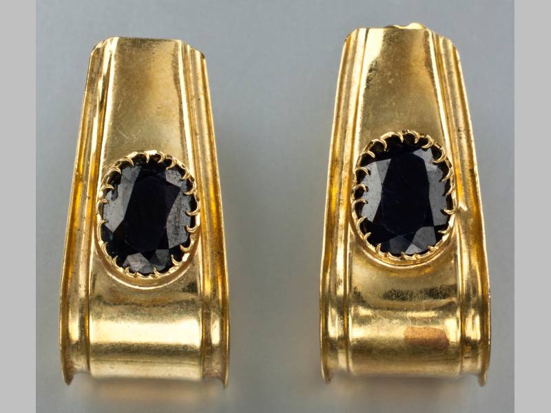 A PAIR OF 9CT YELLOW GOLD AND SAPPHIRE EARRINGS, oval sapphires claw set on vertical bars with