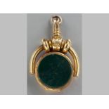 A 9CT YELLOW GOLD, BLOOD STONE AND AGATE SEAL/LOCKET, the circular form seal opening to reveal a