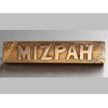 A 9CT YELLOW GOLD MIZPAH BROOCH, Mizpah in capital letters on a horizontal bar, 3.2 x 0.7cm, 3.5g.