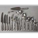 AN EIGHT PLACE SILVERPLATE KINGS PATTERN CUTLERY SET BY ROYALS, comprising: 8 dinner knives, 8