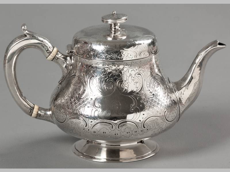 A VICTORIAN SILVER TEAPOT DUBLIN 1851, RICHARD SAWYER, hinged top with removable circular engraved