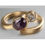 AN 18CT YELLOW GOLD, DIAMOND AND AMETHYST RING, tube set diamond flanked by an oval amethyst, on a