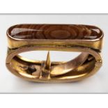 A 9CT YELLOW GOLD AND AGATE SCARF RING, of oval form, set with rectangular agate bar, 25cm long, 6.