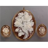 A 9CT YELLOW GOLD CAMEO BROOCH/PENDANT, of oval form decorated with flowers and leaves in an oval