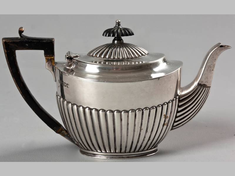 A VICTORIAN SILVER TEAPOT LONDON 1898, CHARLES STUART HARRIS, hinged top with removable fruitwood