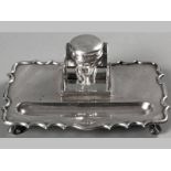 AN EDWARDIAN SILVER GLASS INKWELL ON STAND SHEFFIELD 1904, WALKER & HALL, square form glass
