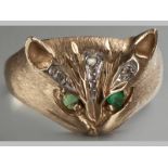 A 9CT YELLOW GOLD, EMERALD AND DIAMOND CAT-FORM RING, moulded in the form of a cat's head, the