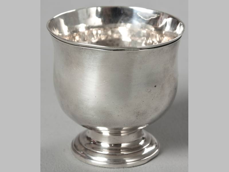 A GEORGIAN IRISH SILVER CHRISTENING MUG, DUBLIN, I.C. DATE MARKS INDECIPHERABLE, fold-over rim,