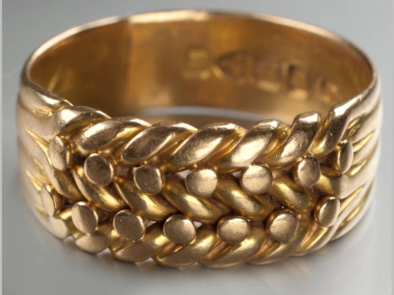 AN 18CT YELLOW GOLD RING, of woven form, 7.7g.