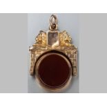 A 9CT YELLOW GOLD, BLOOD STONE AND CARNELIAN SEAL, mounted with gold crest frame, with swivel