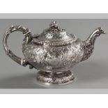 AN EDWARDIAN SILVER TEAPOT LONDON 1903, T.R., hinged top with removable floral finial, with