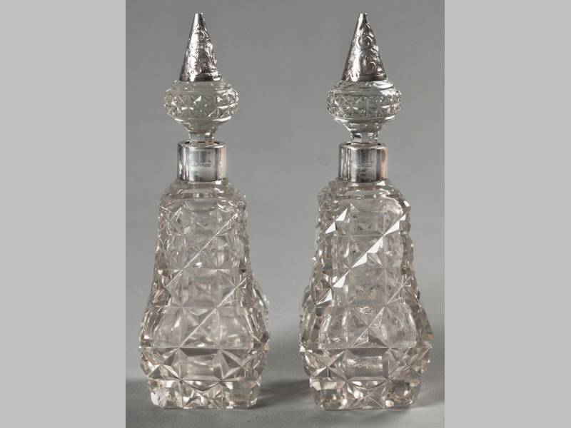 A PAIR OF EDWARDIAN SILVER AND CUTGLASS PERFUME BOTTLES BIRMINGHAM 1907, MAKERS MARKS