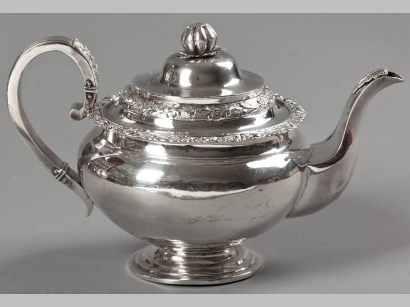 A GEORGE IV SILVER TEA POT DUBLIN 1827, RICHARD GARDE, hinged top with removable pumpkin form