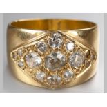 AN 18CT YELLOW GOLD AND DIAMOND RING, claw set with fifteen diamonds of approximately 1.10cts in a