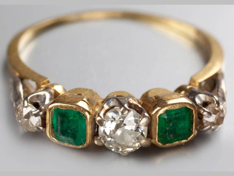 AN 18CT YELLOW GOLD, EMERALD AND DIAMOND RING, three claw set diamonds interspaced with two