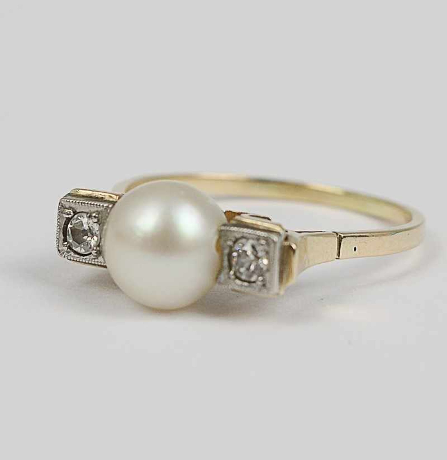 Perlen/Diamanten - Damenring Art déco, GG 585, rechteckiger Ringkopf besetzt mit einer Perle, Dca.