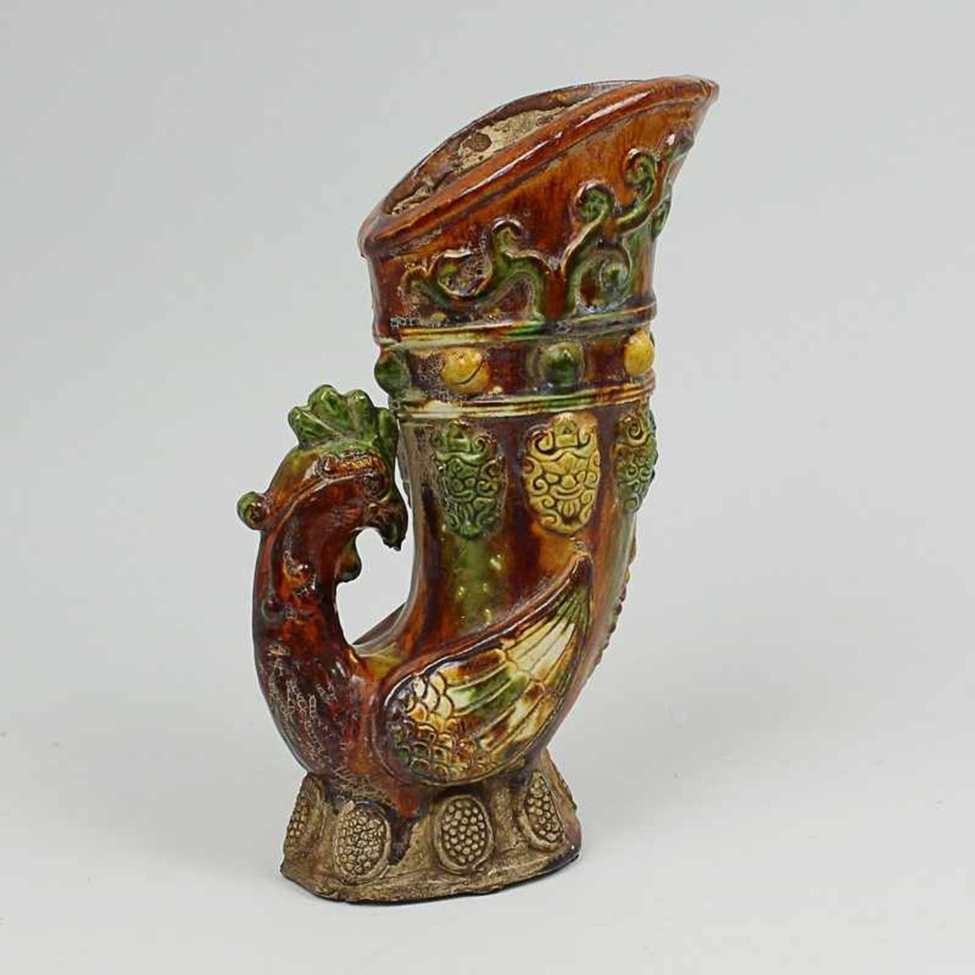 Historismuskrug um1880, hellroter Scherben, halbfigürliche Vase, Trinkhornform, Ende als Vogelkopf