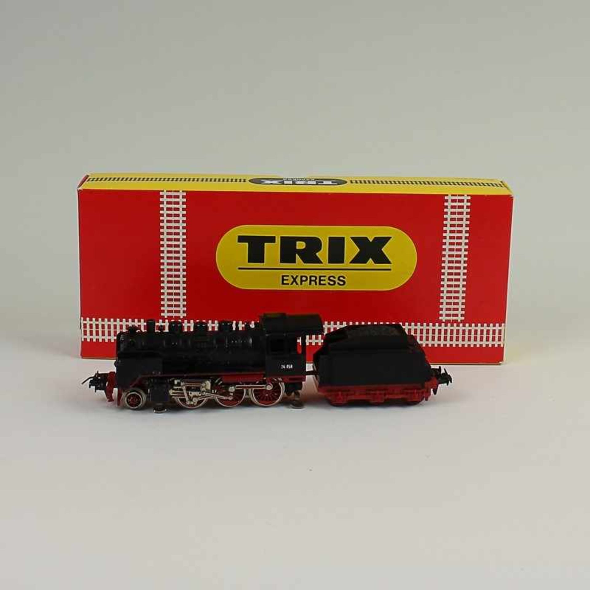 Trix - Eisenbahn Schlepptenderlok 2226, H0; 24 058, schwarz, 3-achsiger Tender, OK, bsp.