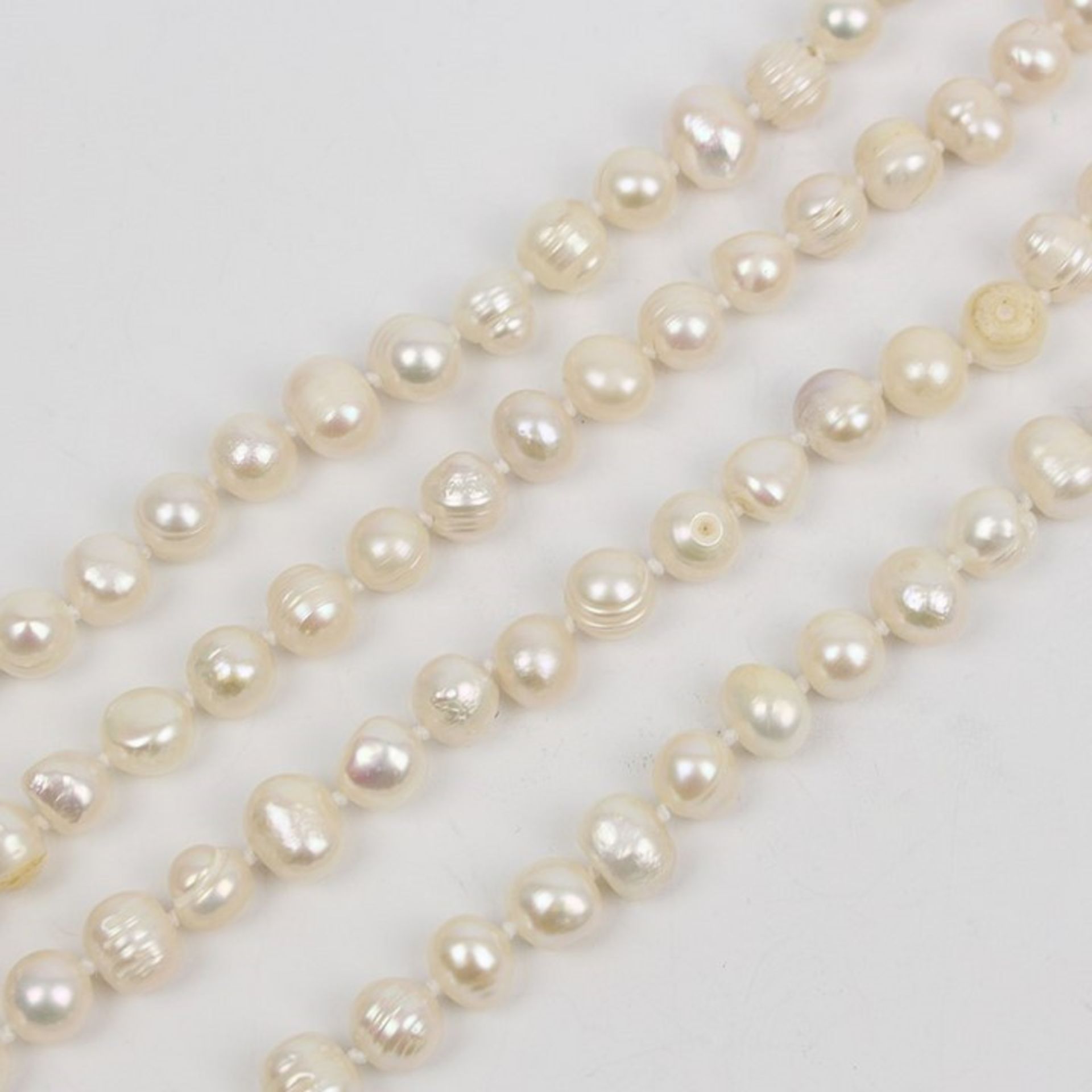 Perlen - Kette aus unregelmäßig geformten, gerillten, weiß lüstrierenden Perlen, Dca.0,5-0,8cm,