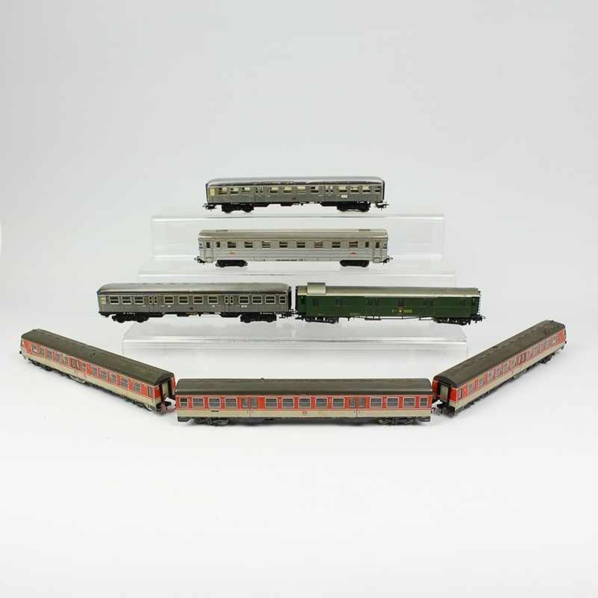 Märklin - Eisenbahn 7 Wagen, H0; 3x Personenwagen, silber; 1x Gepäckwagen SBB CFF 18810; 3-