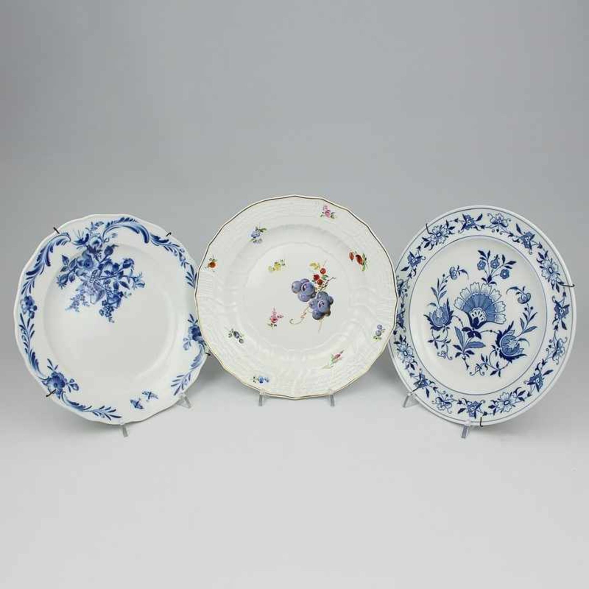 Meissen - Teller 1850-1924, blaue Knaufschwerter, je 2 Schleifstriche, 3 St.: 1x Dekor "blaues