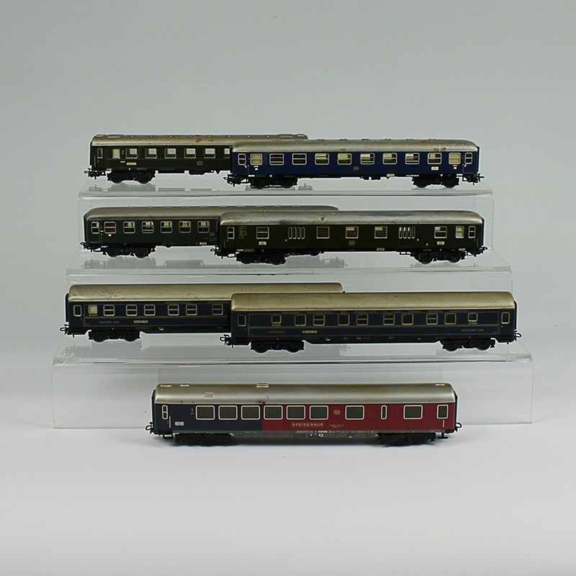 Märklin - Eisenbahn 7 Personenwagen, H0, 2x grün, 3x blau, 1x rot-blau mit Speiseraum, 1x