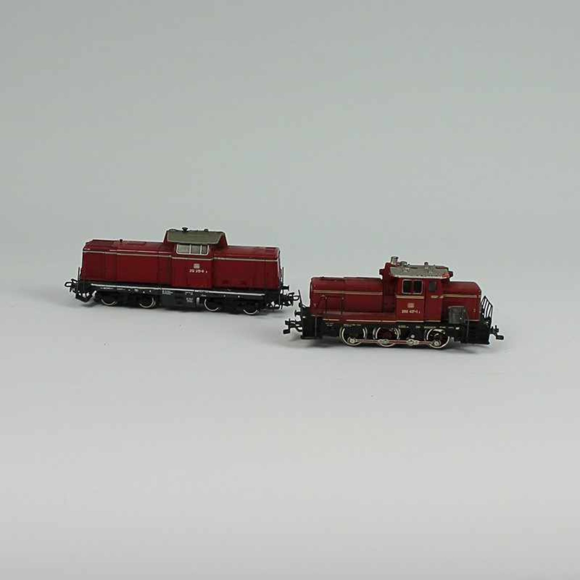 Märklin - Eisenbahn 2 Dieselloks, H0; 1x 3065, BN 260 417-1 der DB, 1x 3072, BN 212 215-8 der DB;