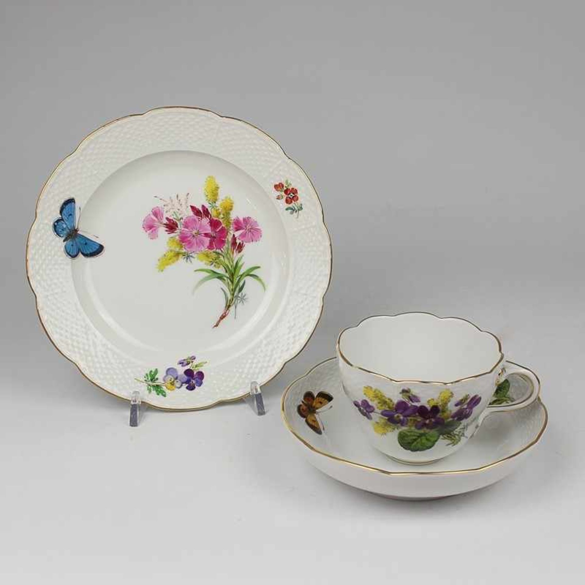 Meissen - Gedeck blaue Schwertermarke, Form Ozier, polychromer Dekor: Veilchen mit Schmetterling,