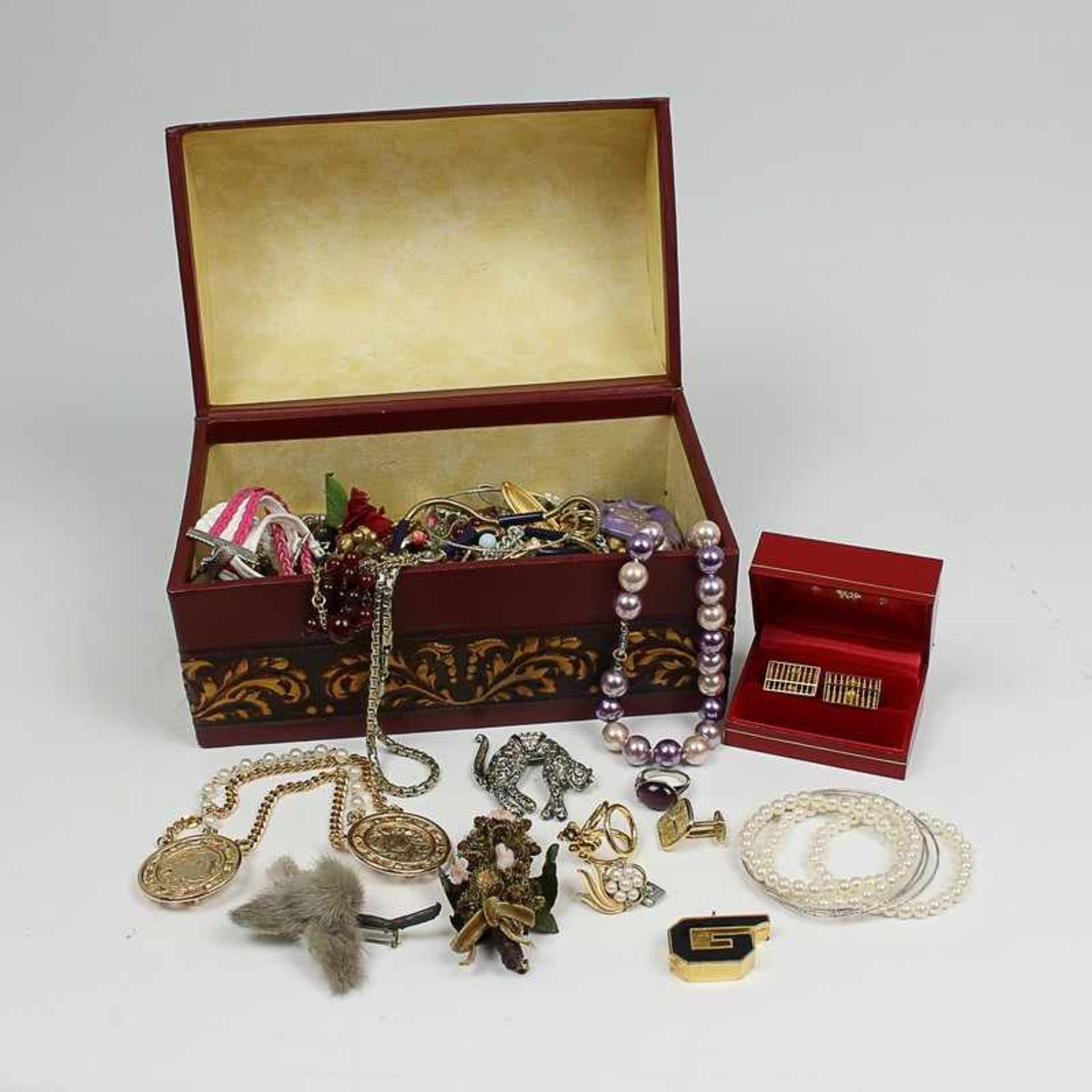 Konvolut - Modeschmuck ca. 96 St., Ketten, Anhänger, Anstecker u.a., tlw. besch., tlw. Alterssp.,