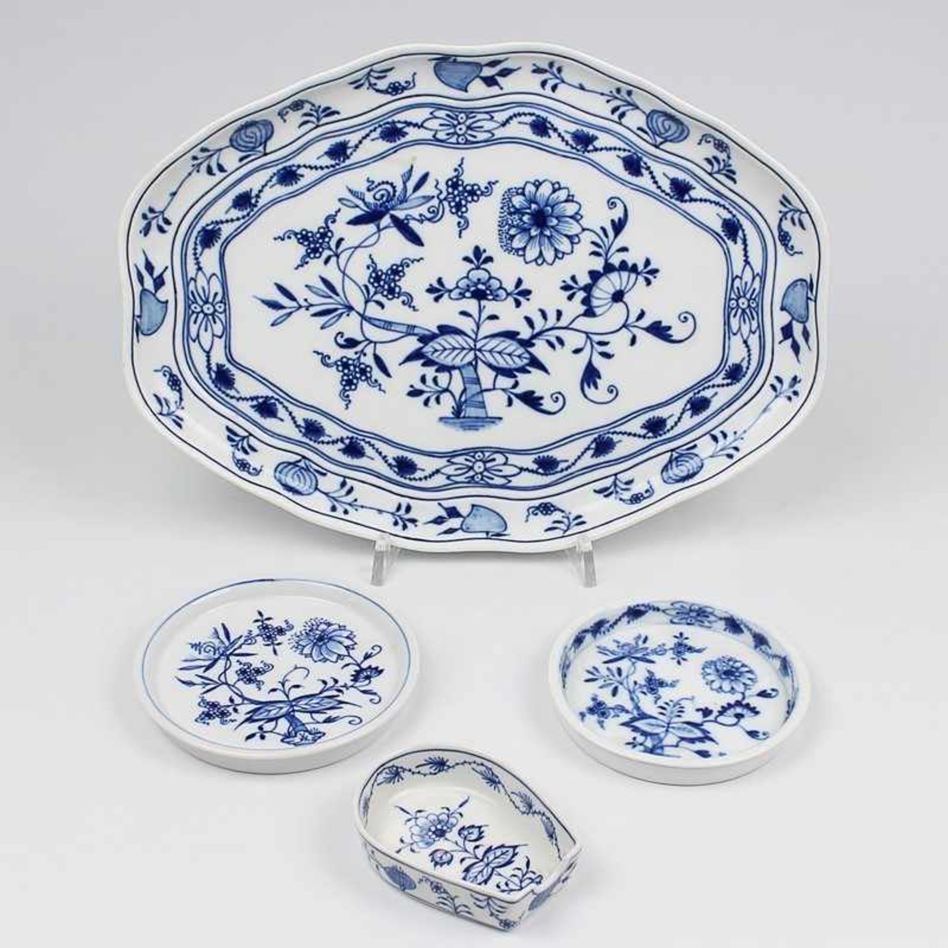 Meissen - Konvolut 4 St., 1x 1850-1924, blaue Knaufschwerter, Platte, leicht gewellter Rand,