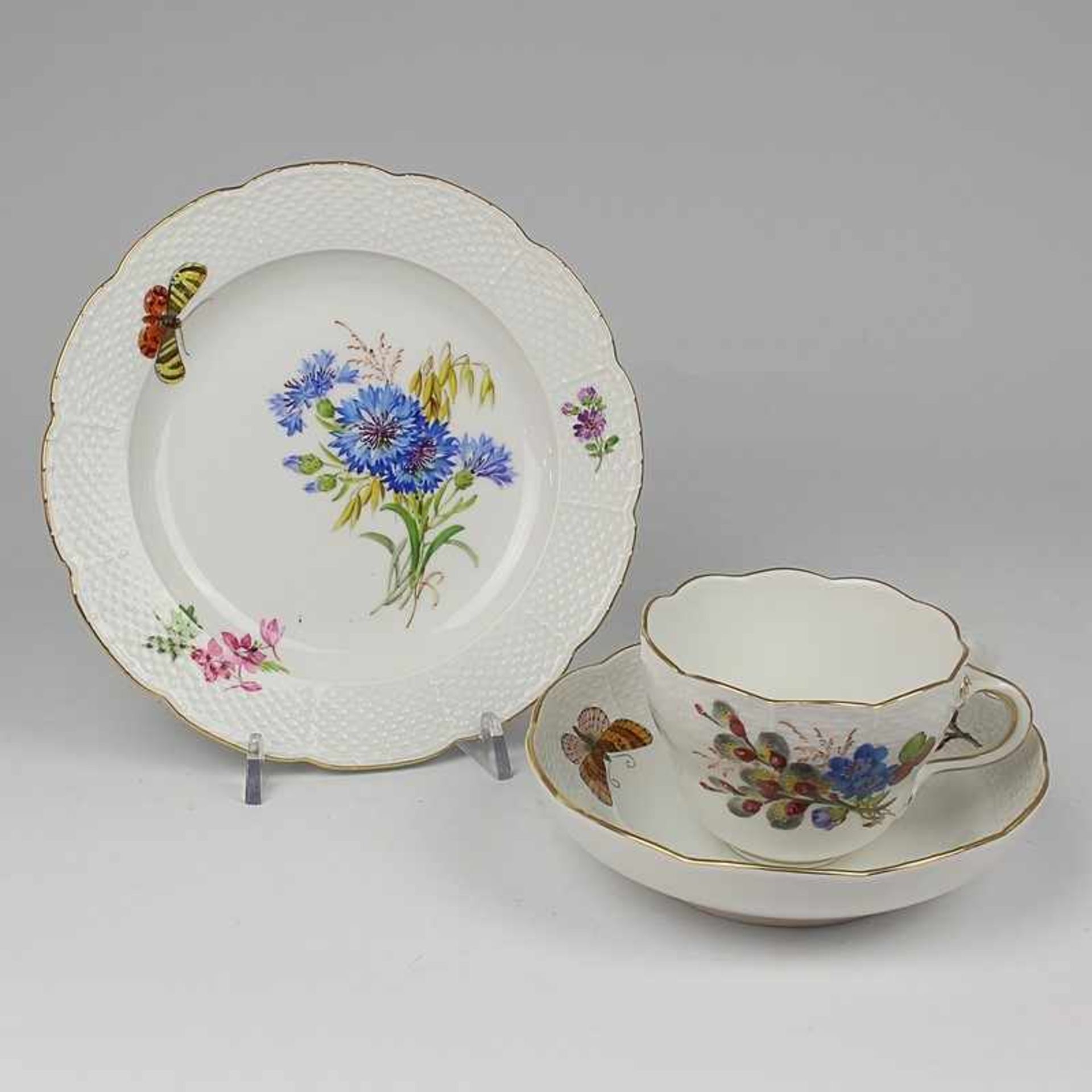 Meissen - Gedeck blaue Schwertermarke, Form Ozier, polychromer Dekor: Salweide mit Schmetterling,