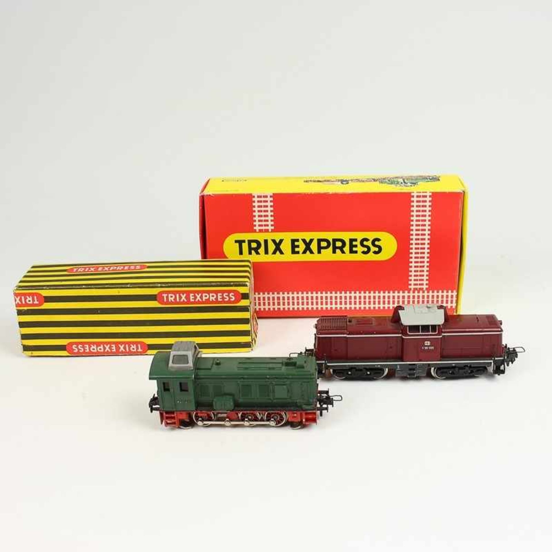 Trix - Eisenbahn 2 Dieselloks, H0; 1x 2055, grün; 1x V100 1009 der DB, rot; je OK, besp.