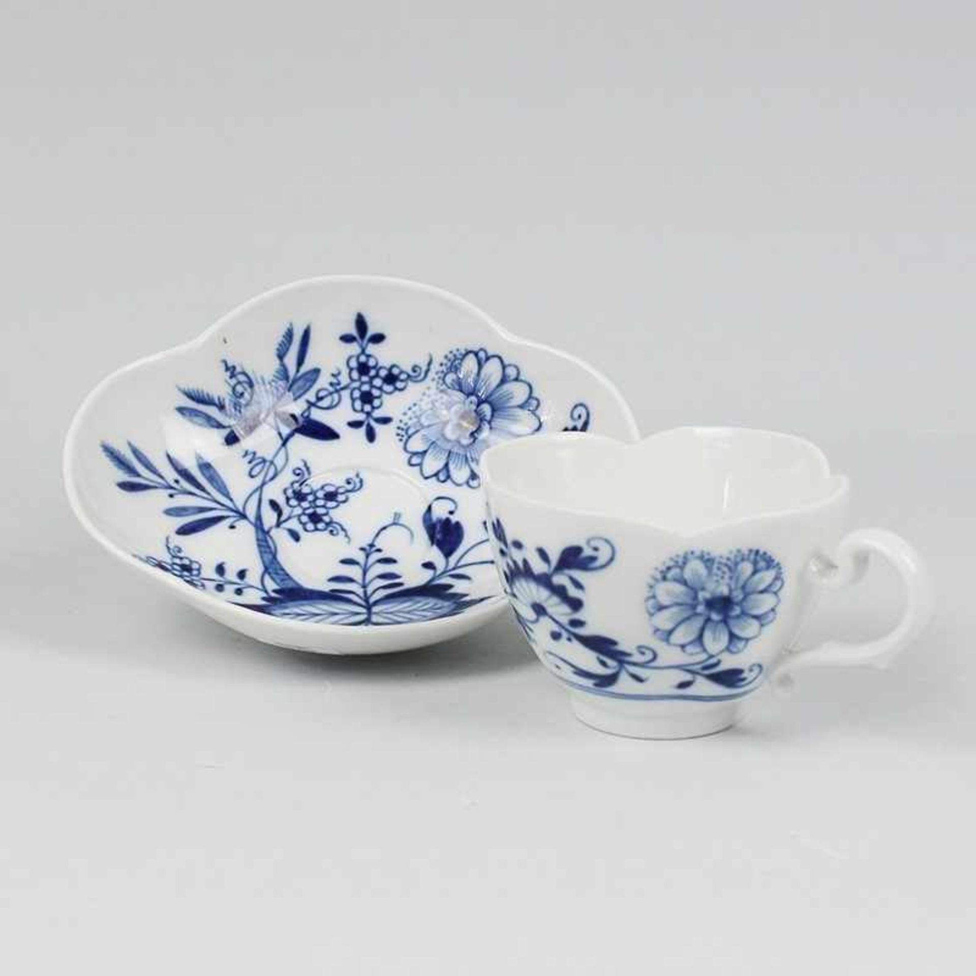 Meissen - Mokkatasse 1850-1924, blaue Knaufschwerter, 4-passiger Korpus mit bewegtem Rand, blaues